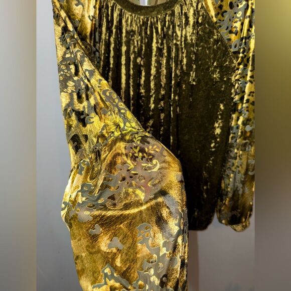 Mystree Green Crushed Velvet Floral Burnout puff sleeves size Med NWOT - Picture 3 of 8